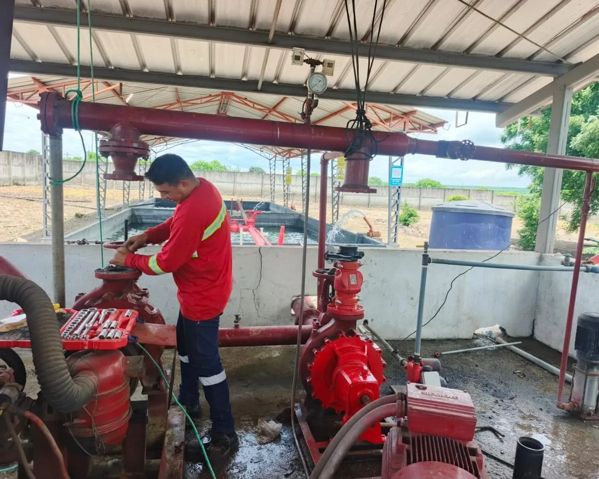 Técnico trabajando en bomba CI a campo abierto